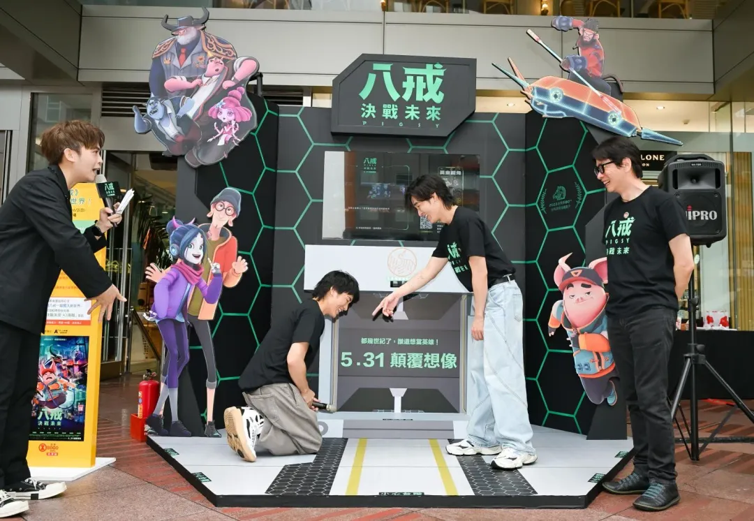展榮向「新世界接待中心」下跪叩頭，引起現場一陣爆笑。（圖／甲上娛樂提供）