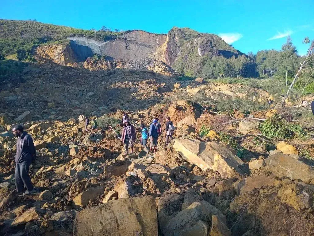 太平洋島國巴布亞紐幾內亞北部一座偏遠村莊24日發生大規模山崩,居民們徒手從瓦礫堆中找尋罹難者。(圖/翻攝FB@Kindupan Kambii)