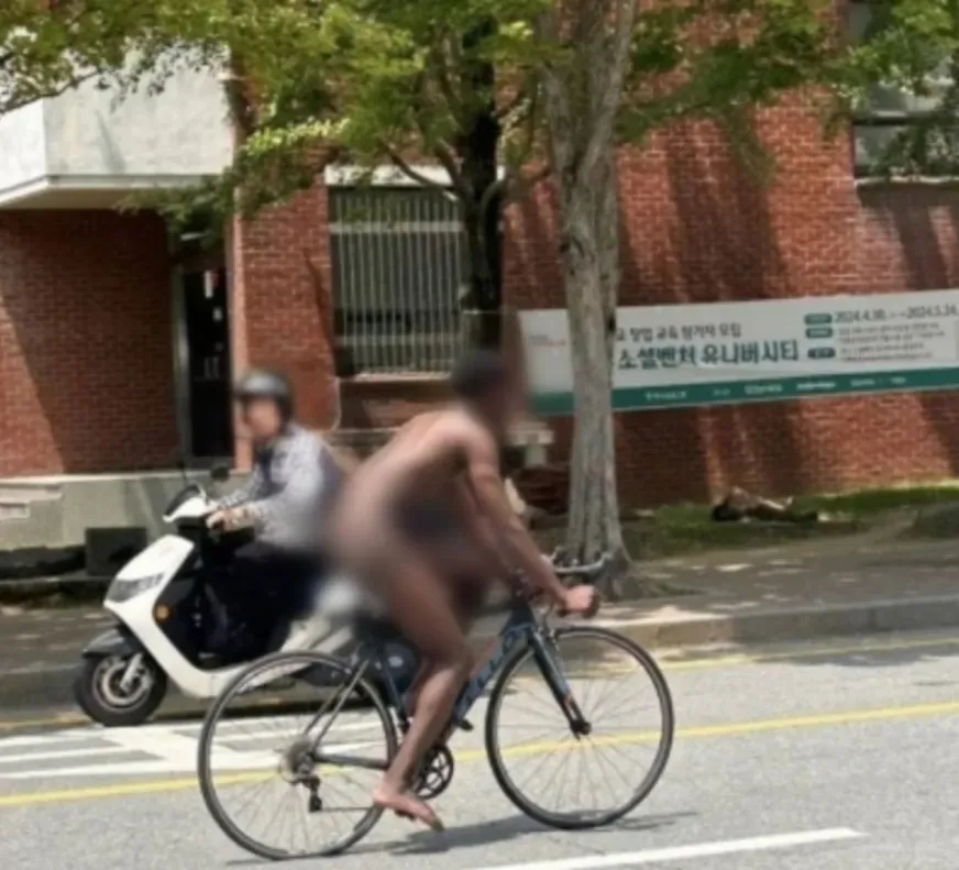 非裔留學生在南韓光州某大學校園旁全裸騎腳踏車,被其他學生目睹。(圖/翻攝自韓網)