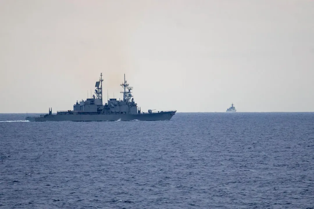 海軍基隆級驅逐艦監控大陸艦艇。(圖/國防部)