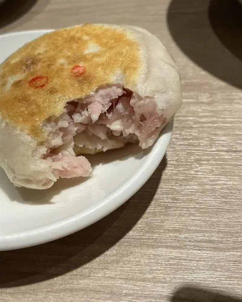 民眾購買豬肉餡餅發現內餡還是生的。(圖/翻攝自爆料公社)
