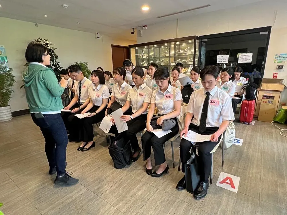 應徵者正認真聽取初試內容說明。(圖/台灣虎航提供)