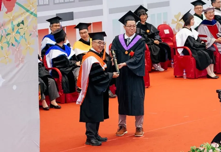 台大今(25)日舉行112學年度畢業典禮,今年焦點之一是台大首位「校學士」畢業。(圖/台大提供)