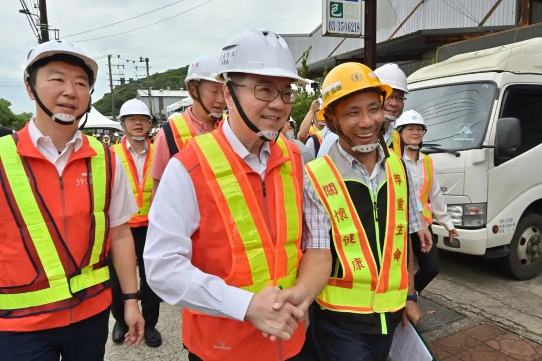 行政院長卓榮泰視察「台電公司桃園區處穩定供電作業」。(圖/行政院提供)