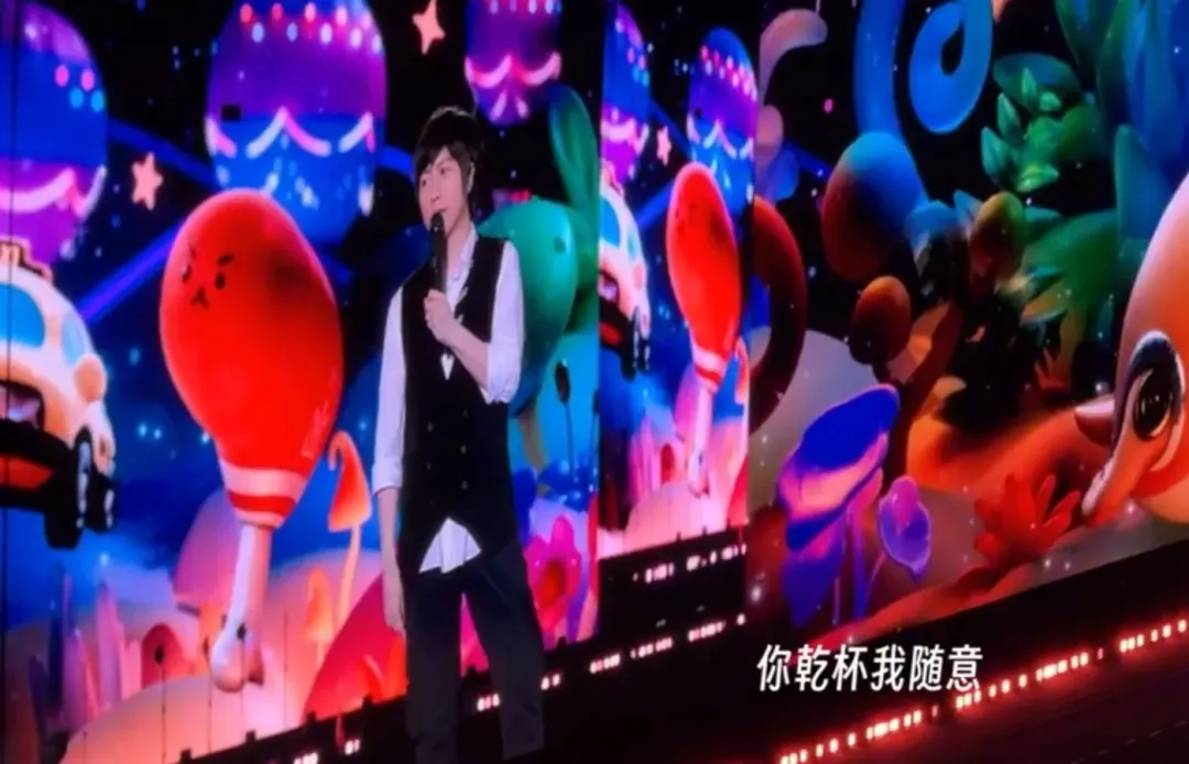 五月天阿信疑似於今天在演唱會上回應「我們中國人」事件。(圖/翻攝自微博)