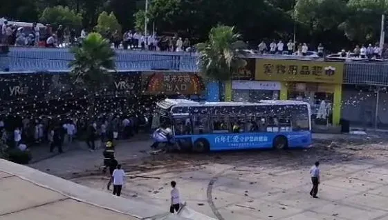 江西一公車失控墜入地下露天廣場。(圖/翻攝微博)