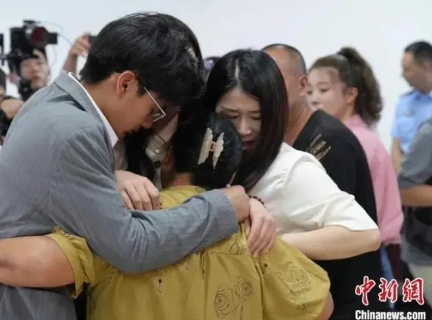 李家人認親相擁而泣,場面感人。(圖/翻攝中新網)