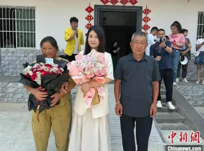 段小芳(中)家中遭竊報警竟找到失散35年親生父母。(圖/翻攝中新網)
