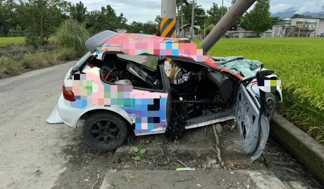 車輛疑因車速過快,車身幾乎全撞凹。(圖/翻攝畫面)