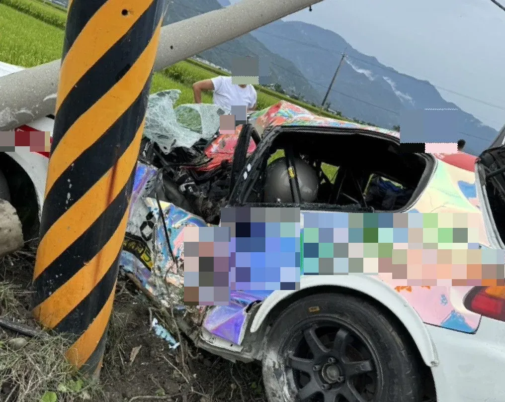 台東縣關山鎮舉辦拉力賽事,26日上午驚傳選手車輛自撞電線桿,駕駛不幸身亡。(圖/翻攝畫面)