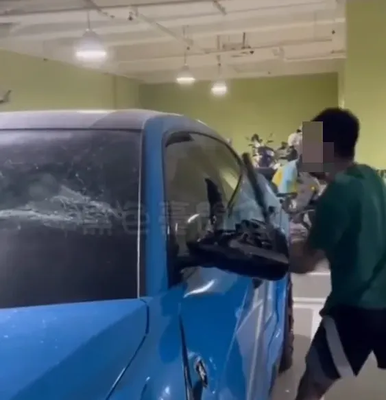 持球棒動手砸毀車輛的男姓嫌犯幾乎把全車車窗都砸破。（圖／黑色豪門企業）