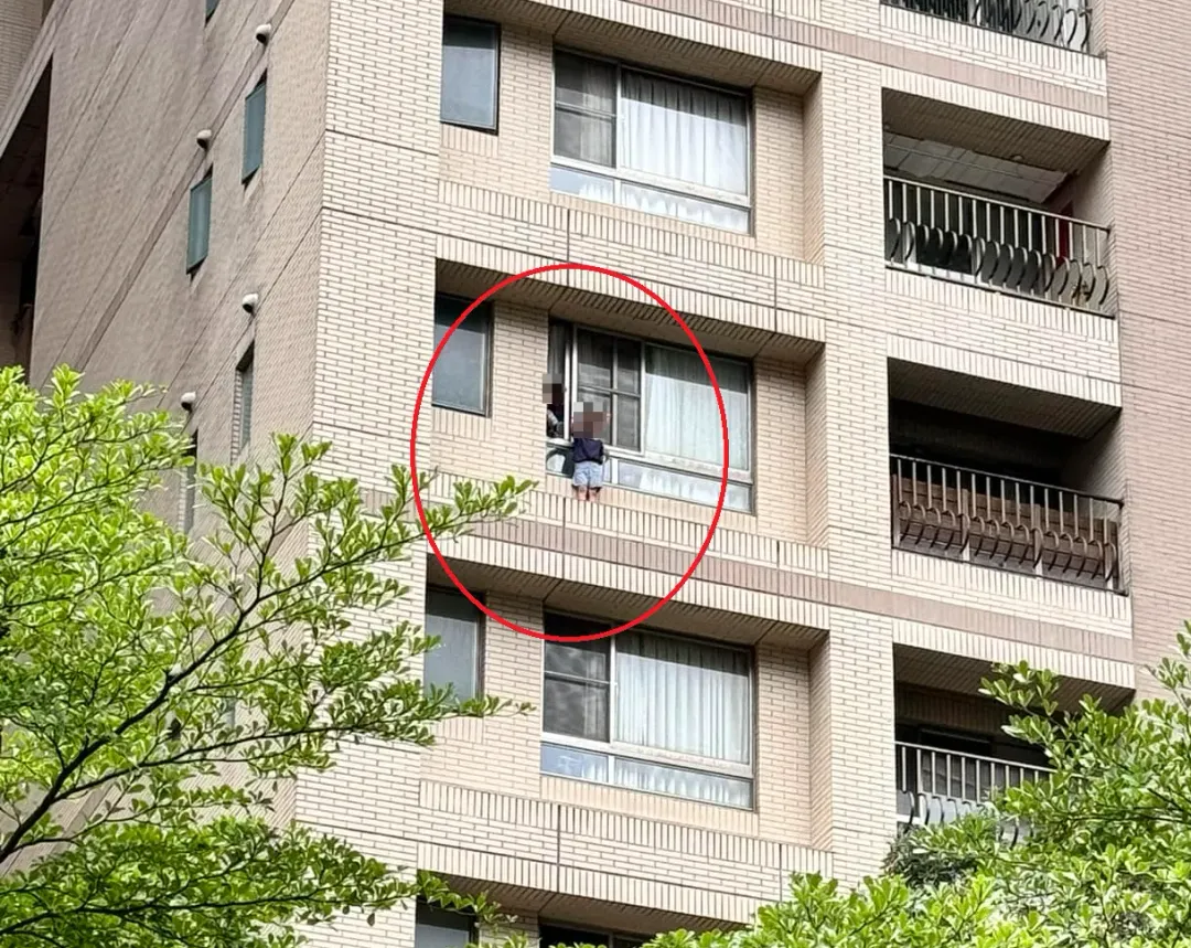 新北市林口區26日發生男童站在外牆玩耍事件,畫面十分令人擔憂。(圖/翻攝自Facebook@林口大家庭LinKou-Family)