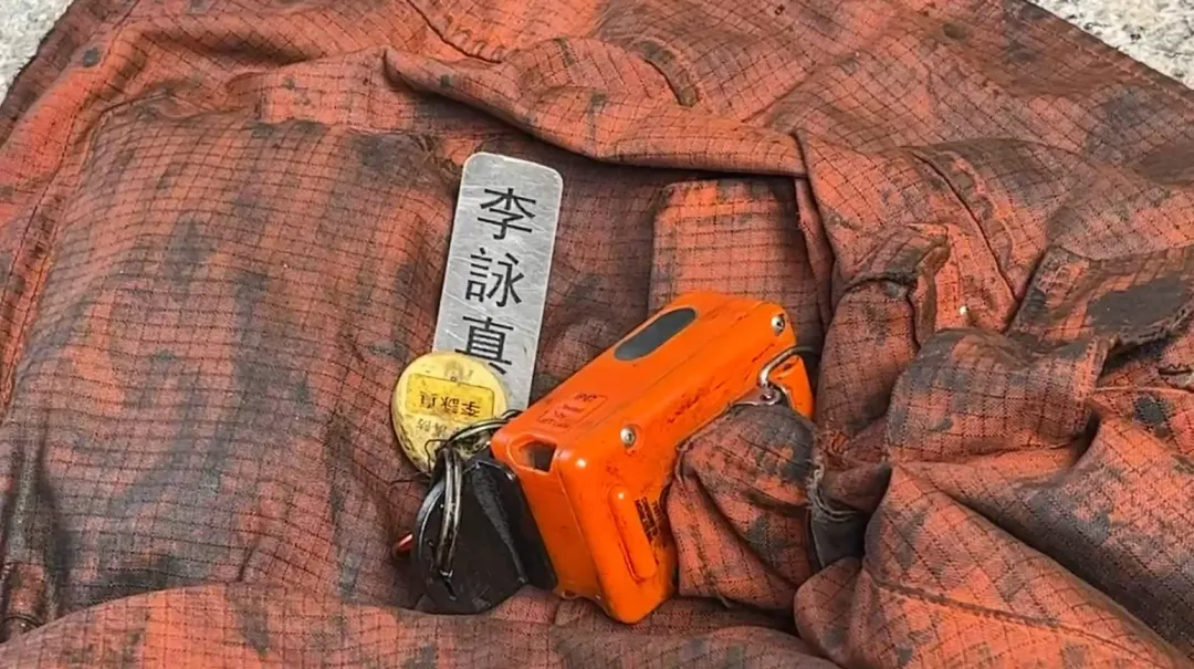 李詠真的制服上還能看到他的名牌。(圖/中天新聞)