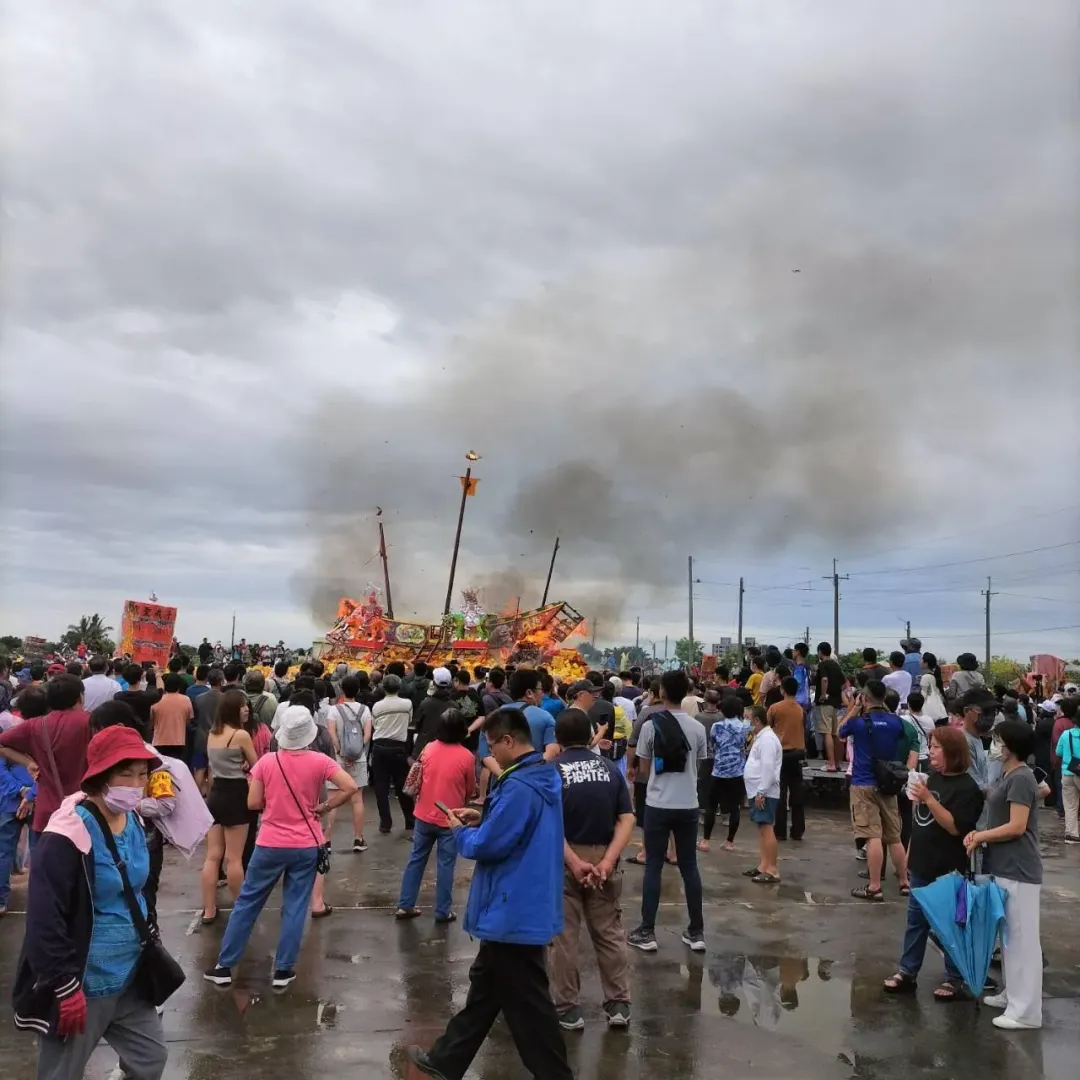 民眾圍繞在旁看燒王船。(圖/民眾提供)
