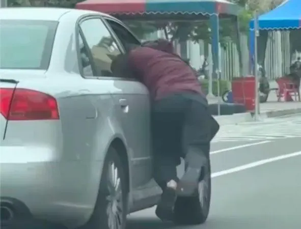 即便車輛加速、蛇行都難讓紅衣男從車上下來。（圖／翻攝自臉書）