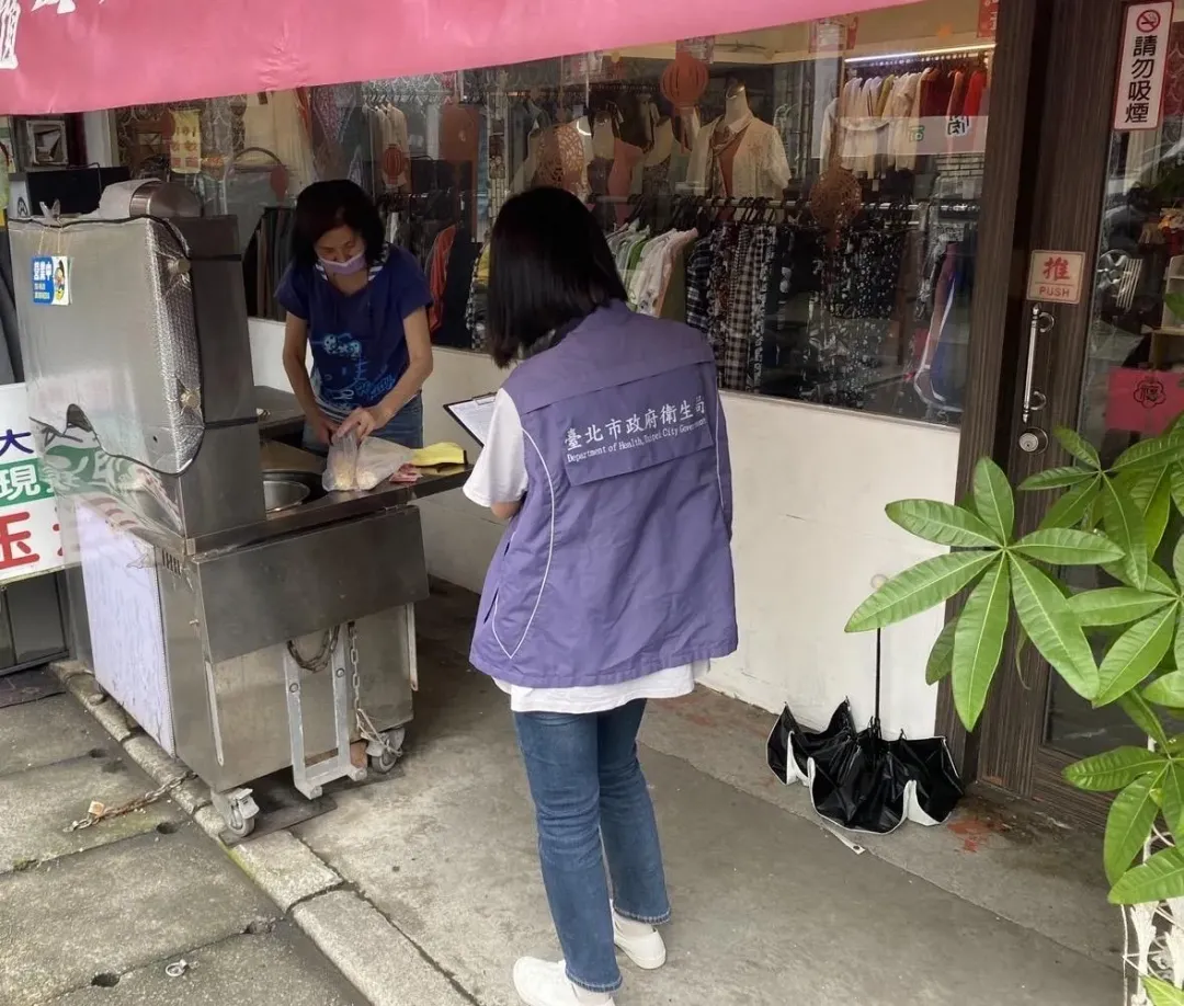 有民眾在內湖康寧路上的食材販售店購買玉米，看到老鼠流竄。（圖／北市衛生局提供）