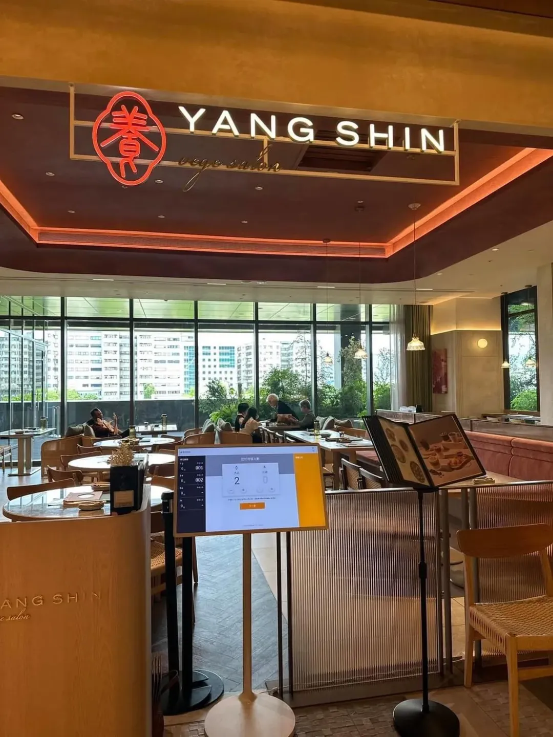 養心茶樓愛情故事曝光 ，創辦人洪國席寵吃素妻成立素食餐廳，搶攻1年600億市場，讓吃素人多一種選擇。（圖／記者鍾志鵬攝影）