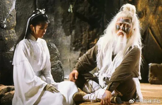 秦煌曾在金庸作品《射鵰英雄傳》中飾演老頑童「周伯通」（右）1角。（圖／翻攝自微博）