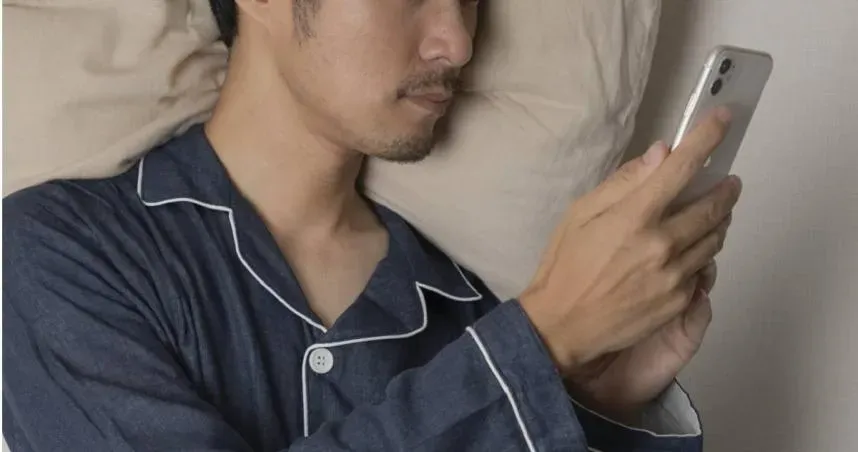 男子長期躺床用手機導致罹患青光眼及白內障。(示意圖/Photo-AC)