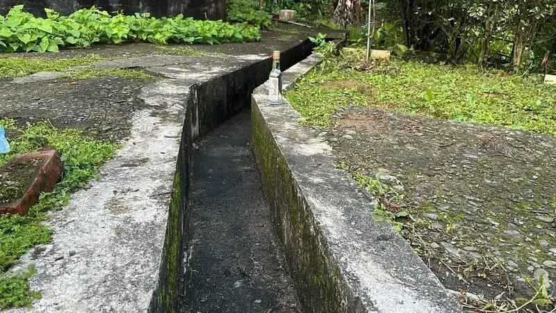 案發現場還留有一瓶高粱酒。(圖/翻攝畫面)