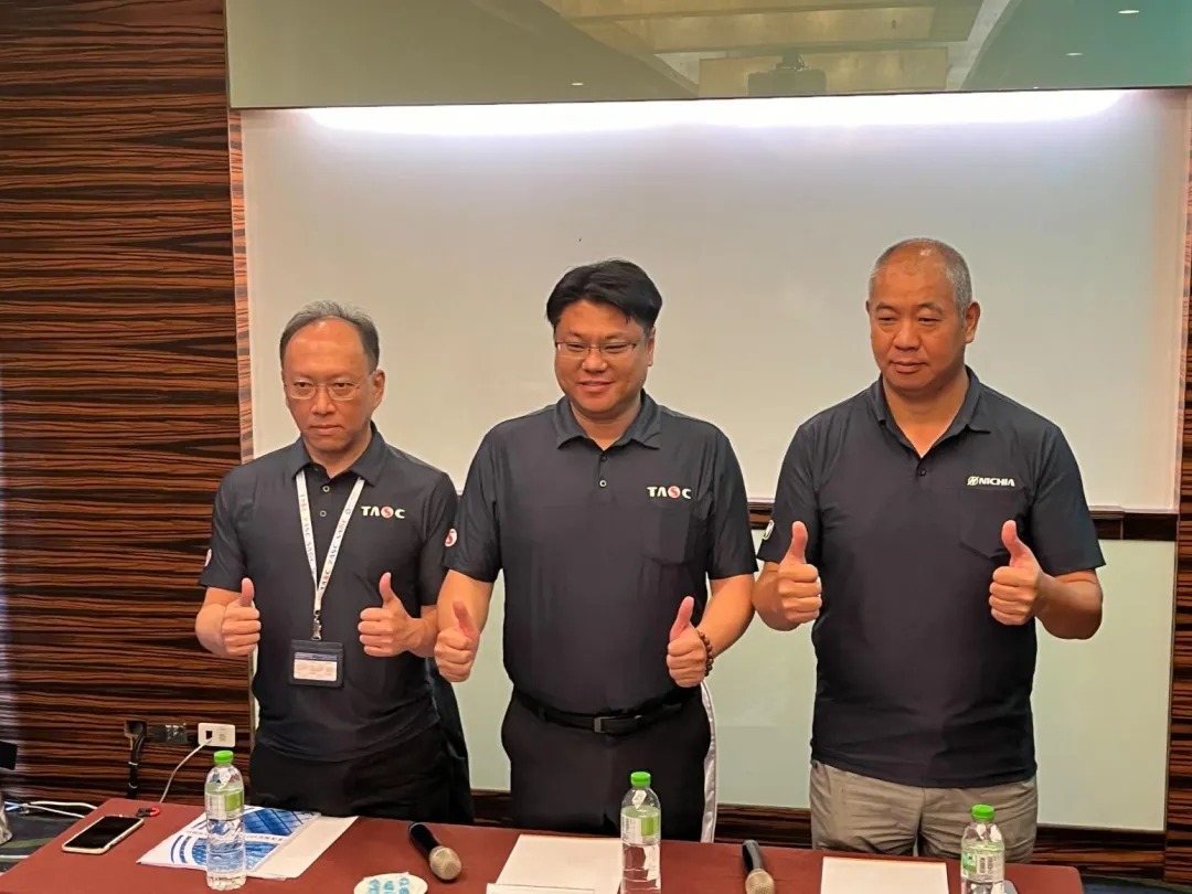 台亞半導體今日召開股東常會，宣佈嶄新團隊領軍期許續創佳績。左起為新總座蔡育軒、新董座李國光、日亞化總公司常務取締役戴圳家。（圖／台亞半導體提供）