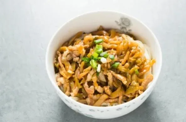 北市東區麵店一碗榨菜肉絲麵售價80元。(示意圖/shutterstuck)