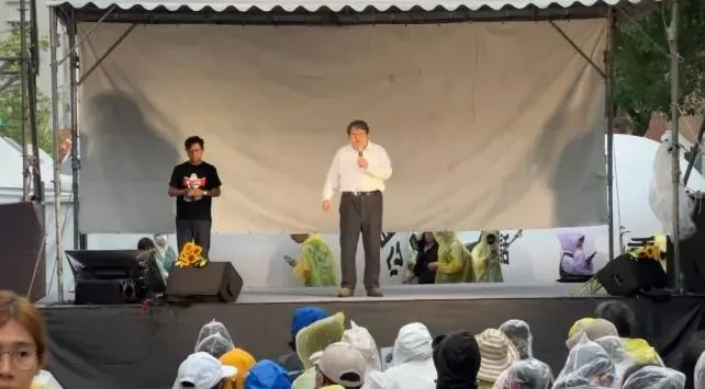 經濟民主連合智庫召集人賴中強表示:「我們是台灣自主公民,不因政黨號召而來,也不因政黨勸阻而去。」。(圖/記者塗豐駿)