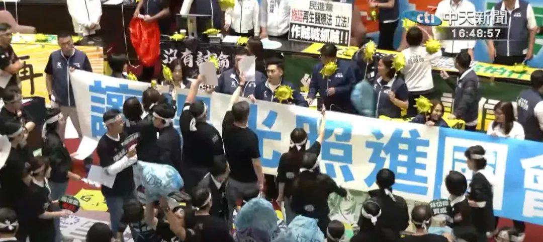 綠委們投擲「藍垃圾」，藍委陳玉珍被擊中。（圖/中天新聞）