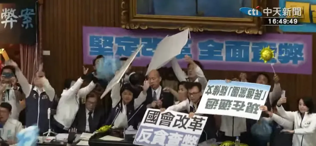 張嘉郡在韓國瑜身邊奮力阻擋民進黨的道具攻擊。（圖/中天新聞）