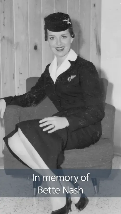 奈許自1957年開始擔任空服員。(圖/翻攝自美國航空臉書)