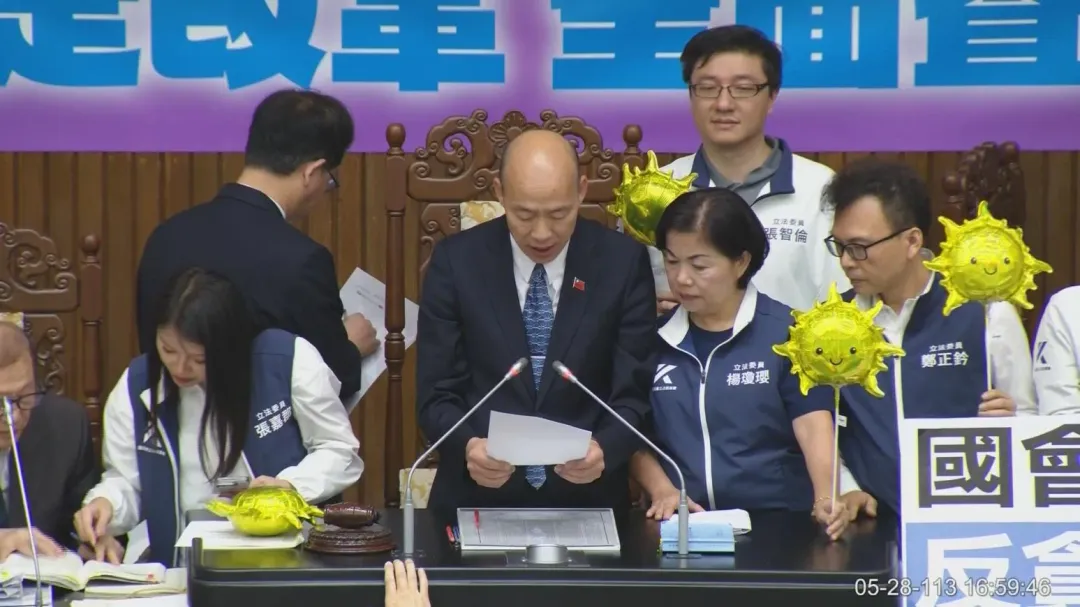 韓國瑜敲議事槌之前，張嘉郡正向周萬來請教議事規則，應該是過於專注所以沒注意到韓國瑜將敲下議事槌。（圖／中天新聞）