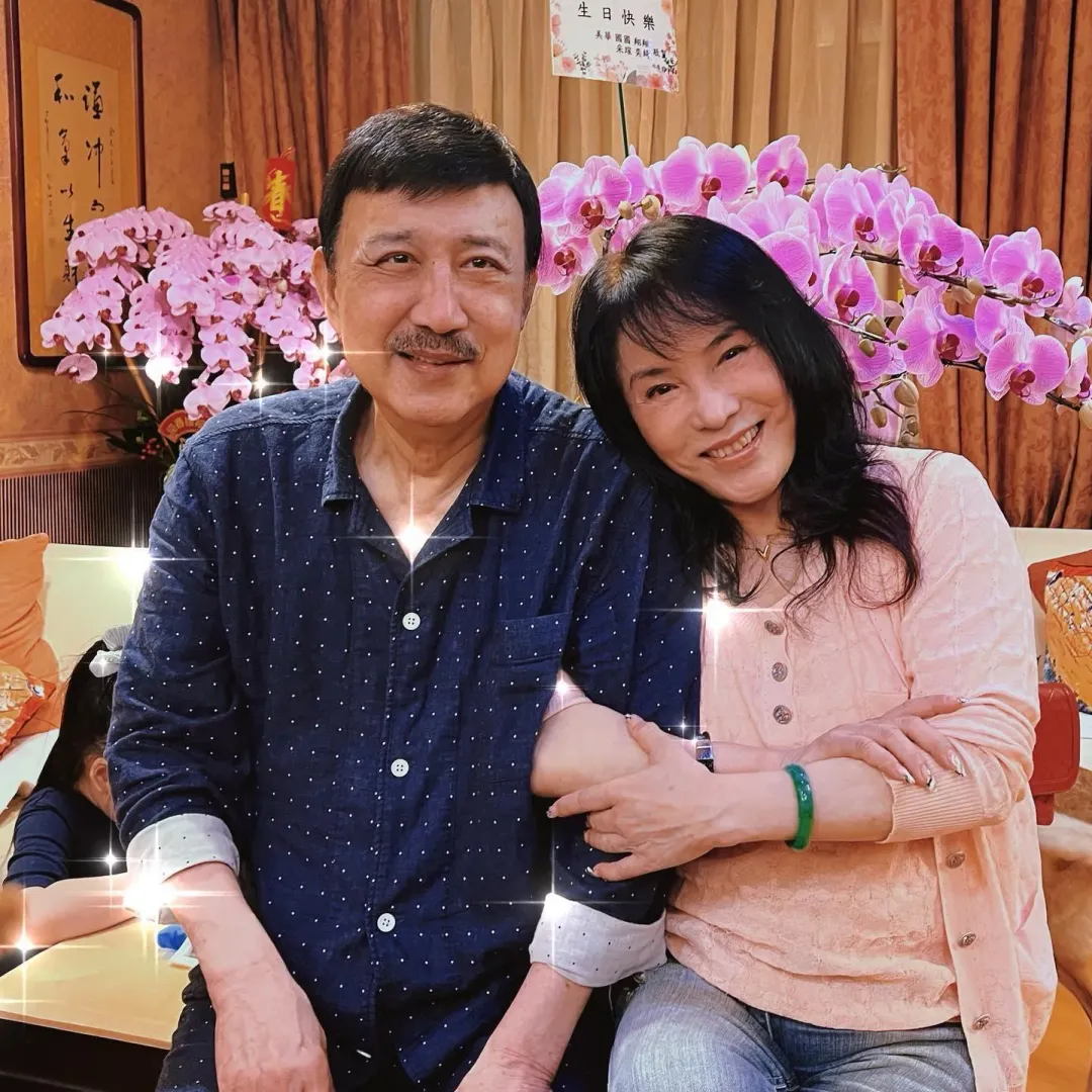 李亞萍近年腳傷嚴重，多以輪椅出行。（圖／翻攝自余祥銓 IG）