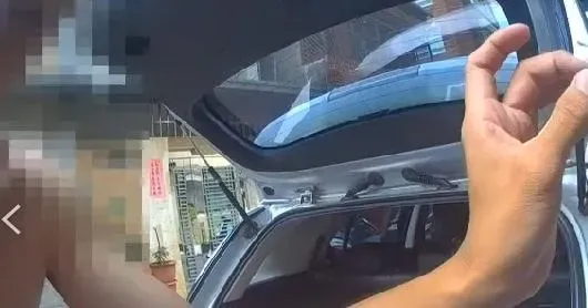 侯男呼茫拿起大麻菸彈給警方看。(圖/警方提供)