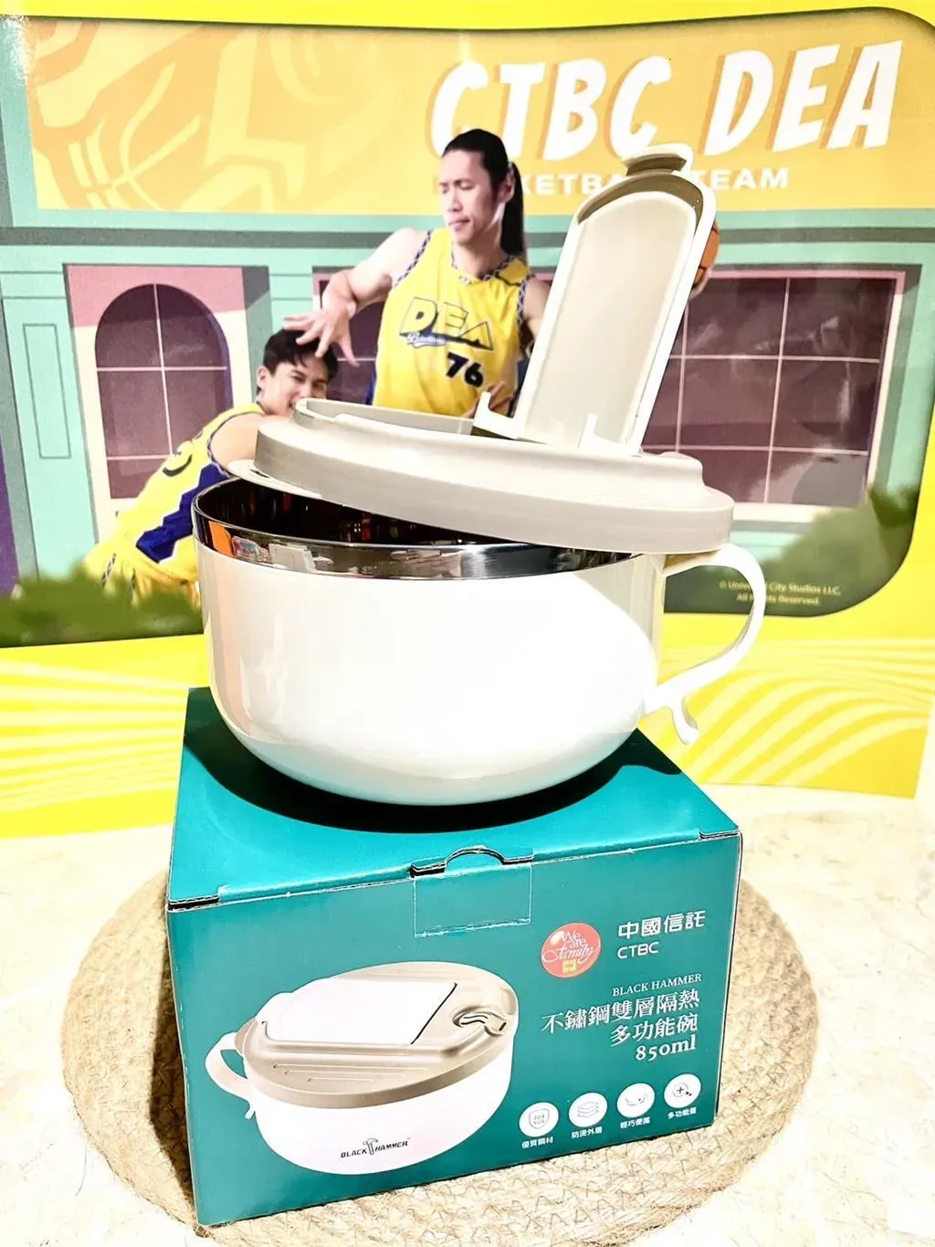 中信金今年股東會紀念品是一只不鏽鋼雙層隔熱多功能碗(圖/民眾提供)