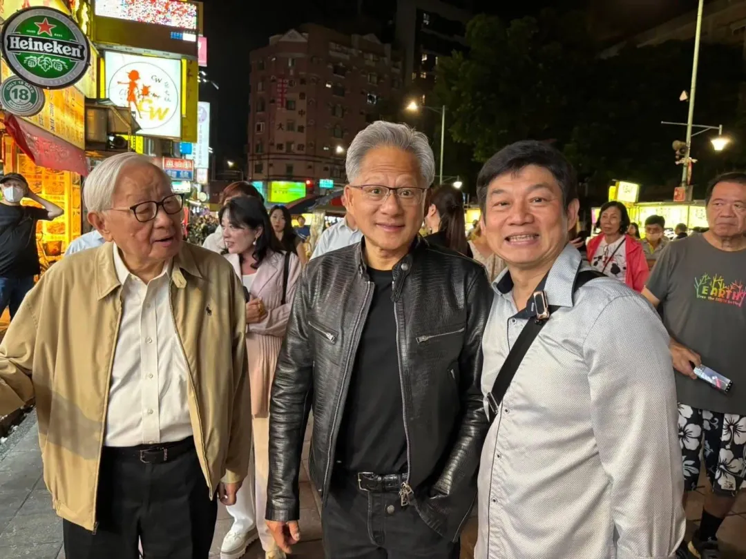 黃仁勳與張忠謀、林百里等企業大老逛寧夏夜市（圖／業者提供）