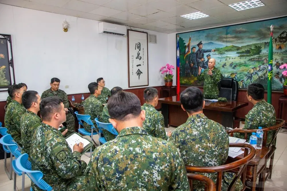 參謀總長梅家樹視導亮島駐軍。（圖/軍聞社）