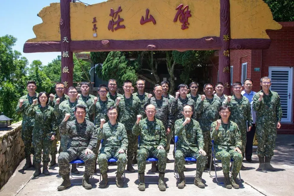 參謀總長梅家樹視導亮島駐軍，與官兵合影。（圖/軍聞社）