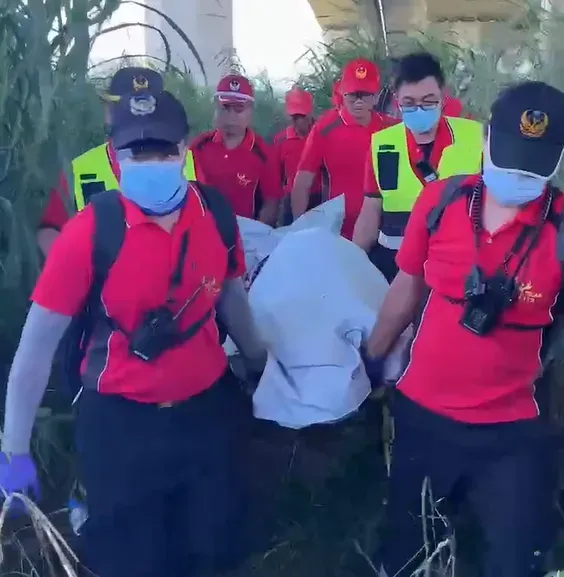 救難人員將林男遺體帶離河床。（圖／翻攝畫面）