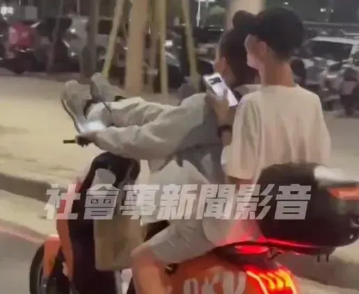 高雄少年將雙腿伸直放在龍頭上,十分危險。(圖/翻攝自社會事新聞影音)
