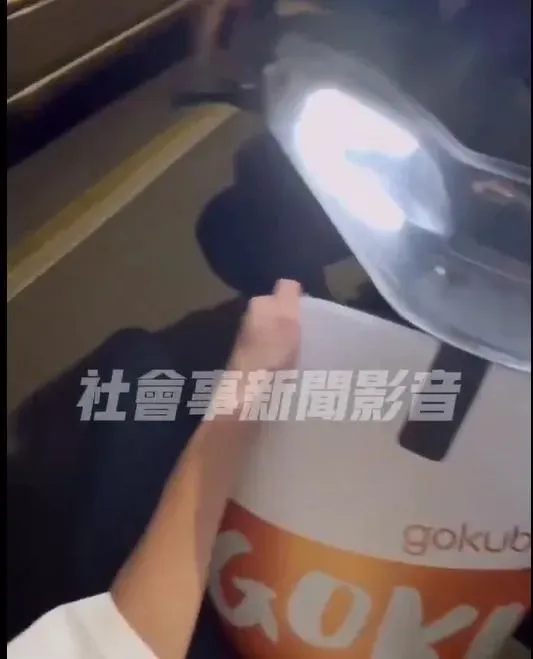 少年三貼還抱著機車作出懸掛的動作,令人捏一把冷汗。(圖/翻攝自社會事新聞影音)