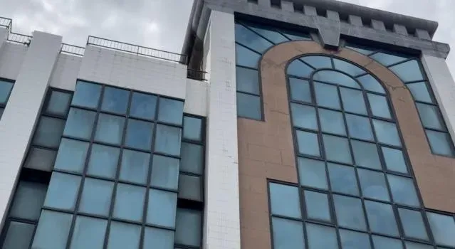 磁磚散落一地磁磚占據雙向車道。（圖／民眾提供）