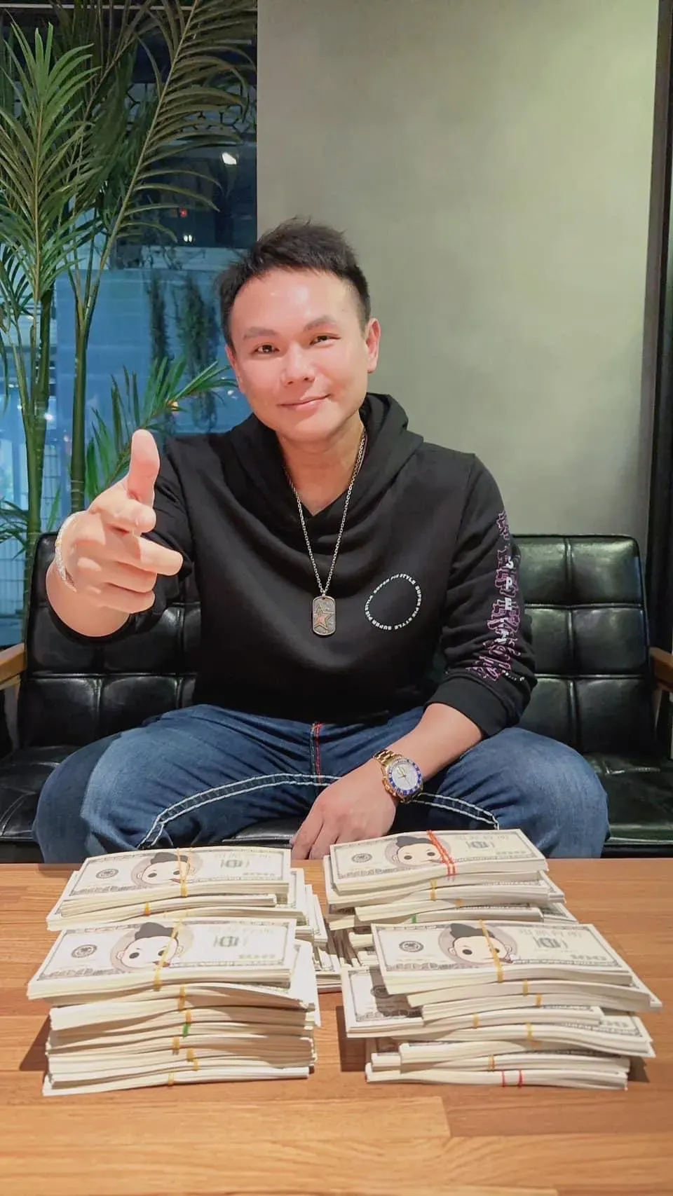 網友好奇,黃仁勳跟超哥誰更有錢?(圖/翻攝自超派人生臉書)