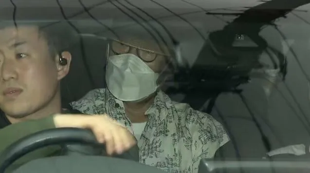 日本埼玉有一名老年男子於29日深夜,從東京搭計程車時,突然拿起手槍索討錢並朝司機腹部開槍。(圖/翻攝自推特)