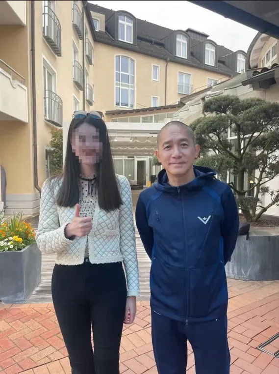 梁朝偉親民與粉絲合照。（圖／翻攝自小紅書）