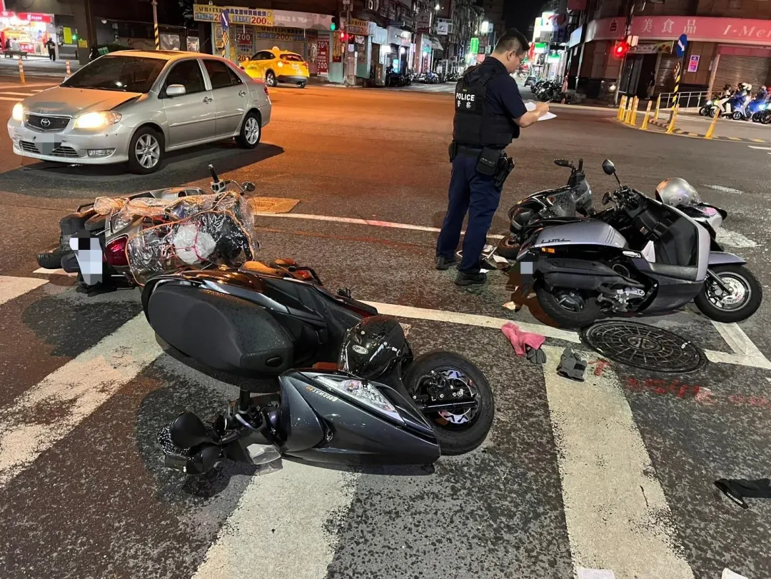轎車左轉未禮讓對向直行機車，擦撞後機車再撞待轉區，釀整排機車倒地。（圖／翻攝畫面）