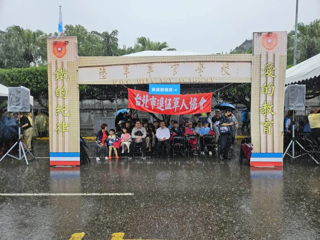 陸軍軍官學校校友總會今(2日)在凱達格蘭大道舉行「全民國防嘉年華」活動,以慶祝黃埔建軍百年。(圖/讀者提供)