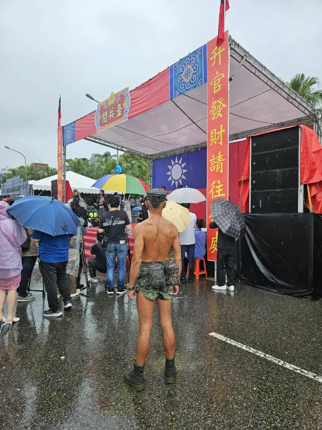 陸軍軍官學校校友總會今(2日)在凱達格蘭大道舉行「全民國防嘉年華」活動,以慶祝黃埔建軍百年。(圖/讀者提供)
