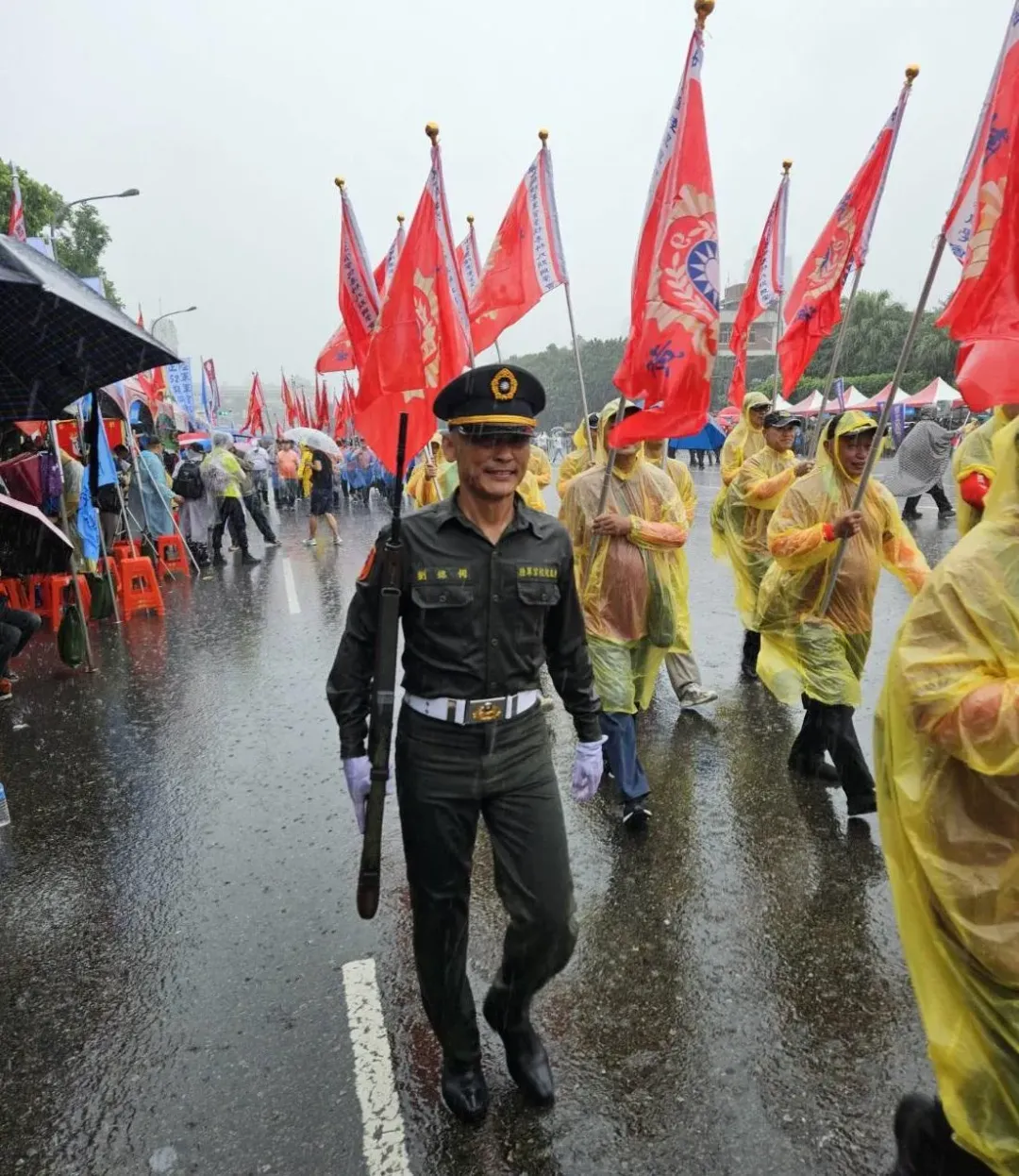 陸軍軍官學校校友總會今(2日)在凱達格蘭大道舉行「全民國防嘉年華」活動,以慶祝黃埔建軍百年。(圖/讀者提供)