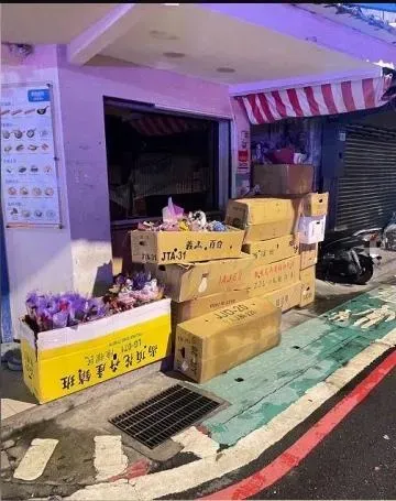 大量紙箱及花束擺放在店家門口影響通行。(圖/翻攝畫面)