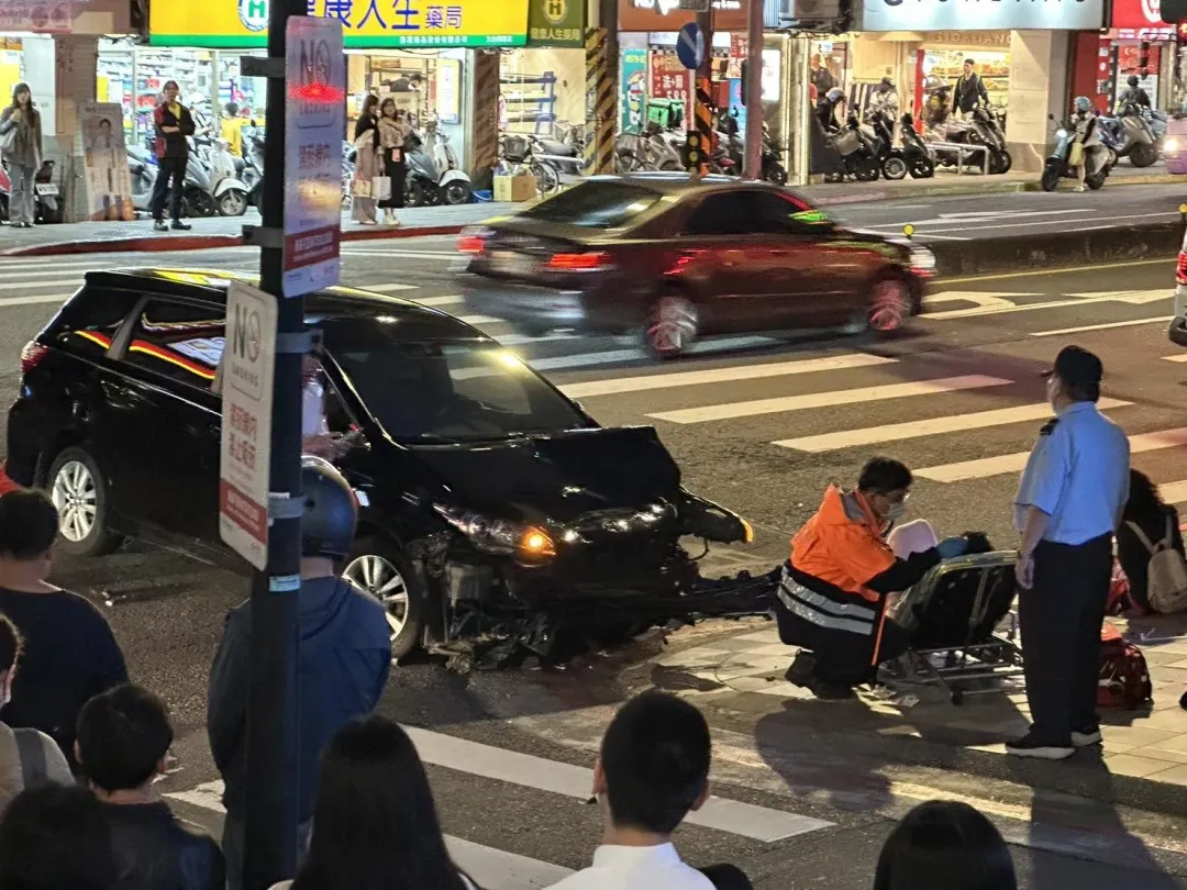 休旅車保險桿被撞到脫落，所幸一旁就是醫院沒有造成延誤就醫。（圖／民眾提供）
